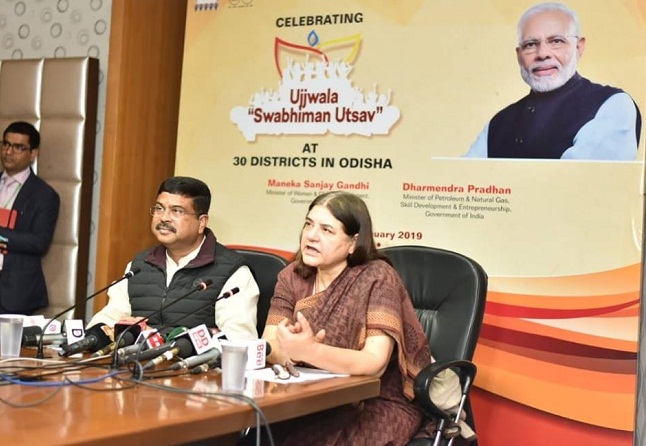 Union-Minister-Dharmendra-Pradhan-With-Maneka-Gandhi-Aajira-Odisha