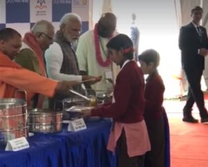 PM-Narendra-Modi-Serve-Food-Aajira-Odisha